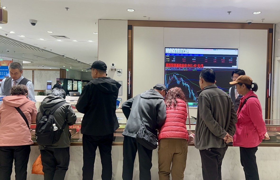国内黄金价格重返“8字头” 金店又排起了买金队